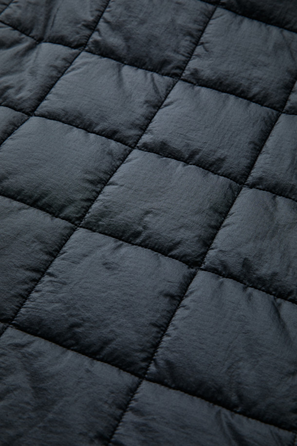 [Fly Fishing Club] 피셔맨 인슐레이션 재킷은 아웃도어 활동과 일상, 두 가지 모두를 아우르는 퀼팅 재킷입니다. 블랙 컬러의 루즈핏으로, 가을과 겨울 시즌에 적합하며, 워크웨어와 고프코어 스타일을 연출하기 좋습니다. 3M Thinsulate™ 충전재를 사용하여 보온성을 높였으며, 하이넥 일체형 후드와 발수 기능으로 궂은 날씨에도 쾌적하게 착용할 수 있습니다. 체스트/핸드 포켓, 밑단 스트링, 소매 이밴드, 사이드 슬릿 포켓 등의 디테일이 실용성을 더하며, YKK 메인 지퍼를 사용하여 내구성을 높였습니다. 캠핑룩, 여행룩, 겨울 데일리룩에 활용하여 스타일리시함을 더해보세요.
