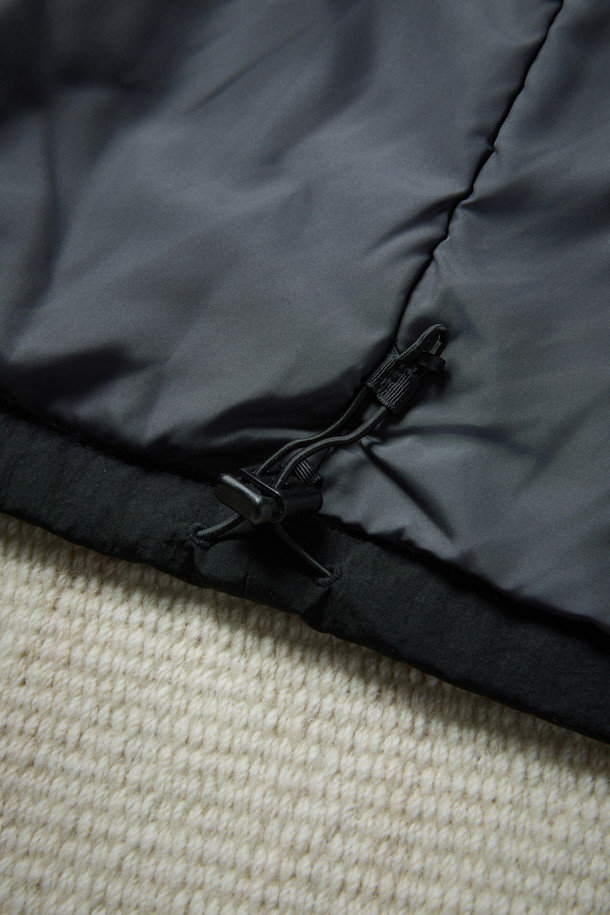 [Fly Fishing Club] 패딩 와딩 재킷은 클래식하고 아웃도어 스타일을 추구하는 남녀 모두를 위한 겨울철 필수 아이템입니다. 블랙 컬러의 루즈핏 셔츠형 재킷으로, 보온성과 경량성을 동시에 갖춘 것이 특징입니다. Primaloft® 충전재를 사용하여 뛰어난 보온력을 제공하며, 낚시 및 일상생활에서 활용하기 좋은 디자인입니다. 멀티 포켓, 소매 벨크로 스트랩, 밑단 스토퍼, 플랩 체스트 포켓, 곡선형 핸드 포켓, 4분할 기어 포켓 등 실용적인 디테일이 돋보입니다. 겨울 데일리룩, 캠핑룩, 여행룩 등 다양한 스타일에 매치하여 클래식, 고프코어, 캐주얼 무드를 연출할 수 있습니다.
