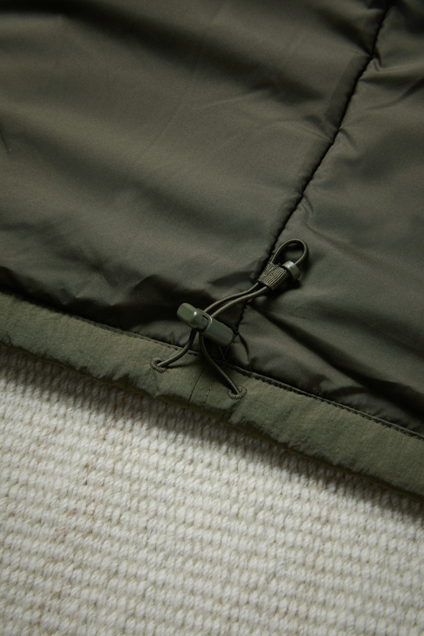 [Fly Fishing Club] 패디드 웨이딩 재킷은 겨울철 피싱, 아웃도어 활동, 일상에서 폭넓게 활용 가능한 남성용 아우터입니다. 올리브 그린 컬러의 무지 디자인으로 클래식하고 아웃도어 스타일을 연출하며, 루즈핏 크롭 기장으로 편안한 착용감을 제공합니다. 보온성과 경량성을 갖춘 두꺼운 두께의 나일론 소재이며, Primaloft® 충전재를 사용하여 보온성을 높였습니다. 멀티 포켓 디자인, 플랩 체스트 포켓, 곡선형 핸드 포켓, 4분할 기어 포켓, 소매 벨크로 스트랩, 밑단 스토퍼 등의 디테일로 실용성을 더했습니다. 겨울철 데일리룩, 캠핑룩, 여행룩, 고프코어, 워크웨어 스타일을 즐기는 분들께 추천합니다.
