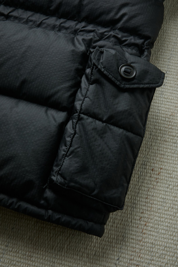 [Fly Fishing Club] 왁스 립스탑 다운 파카는 일상, 피싱, 여행, 캠핑, 등산 등 다양한 상황에 적합한 남녀 공용 아우터입니다. 클래식하고 빈티지한 스타일을 기반으로, 왁스 코팅된 나일론 소재와 구스다운 충전재를 사용하여 뛰어난 보온성과 방수 기능을 제공합니다. 탈부착 후드, 입체 포켓, 가슴 원형 스티치 디테일이 돋보이며, 루즈핏과 긴소매 디자인으로 편안한 착용감을 선사합니다. 겨울철 추위 속에서도 스타일과 기능을 모두 갖춘 구스다운 파카를 경험해 보세요.
