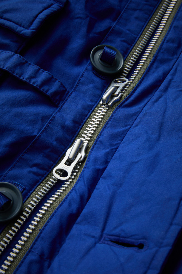 [Fly Fishing Club] 왁스 코튼 다운 파카는 겨울철 피싱, 아웃도어 활동, 그리고 일상생활에서 폭넓게 활용 가능한 남녀 공용 다운파카입니다. 클래식하고 빈티지한 스타일을 기반으로, 왁스 코튼 소재와 두꺼운 두께감으로 뛰어난 방풍, 보온, 발수 기능을 제공합니다. 루즈핏 디자인에 스탠드 칼라 후드, 리얼 무통(양털) 넥 패널, 입체 포켓, 지퍼 포켓, 밑단 스트링, 소매 조임 등 다양한 디테일을 더해 실용성을 높였습니다. 구스다운 충전재를 사용하여 보온성을 극대화했으며, 여행룩, 캠핑룩, 등산룩 등 다양한 TPO에 맞춰 클래식, 워크웨어, 고프코어 스타일을 연출할 수 있습니다.
