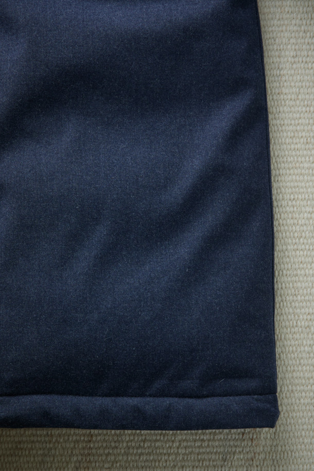 FFC x DOCUMENT(FFC x 도큐먼트) 테크니컬 울 구스다운 파카는 겨울철 데일리룩을 위한 클래식하고 미니멀한 스타일의 아우터입니다. 네이비 컬러의 무지 디자인으로, 울 소재 특유의 부드러운 촉감과 두꺼운 두께감이 특징입니다. 90/10 구스다운 충전재, 라글란 소매, 조절 가능한 스트링, 이중 포켓, 암홀 무 패치 디자인 등 디테일한 요소들이 돋보입니다. 보온, 방풍, 투습 기능을 갖춰 추운 날씨에도 쾌적하게 착용할 수 있습니다. 집업 방식으로 편안하게 여밀 수 있으며, 루즈핏으로 편안한 착용감을 선사합니다.
