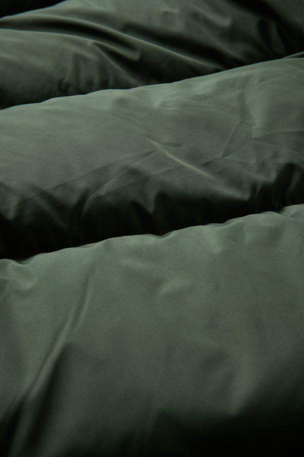 FFC x DOCUMENT (FFC x 도큐먼트) 피셔맨 셔팅 구스 다운 재킷은 겨울철 데일리룩에 적합한 미니멀하면서도 캐주얼한 스타일의 아우터입니다. 올리브 및 카키 색상으로 출시되었으며, 가볍고 따뜻한 구스다운 90/10 충전재를 사용하여 보온성과 경량성을 동시에 잡았습니다. 셔츠형 디자인에 투웨이 지퍼 여밈 방식과 입체 포켓 디테일을 더해 실용성을 높였으며, 여유 있는 어깨 라인과 루즈핏으로 편안한 착용감을 선사합니다. 부드러운 촉감의 나일론 소재로 제작되었으며, 긴 소매 기장과 두꺼운 두께감으로 추운 겨울에도 따뜻하게 입을 수 있습니다.
