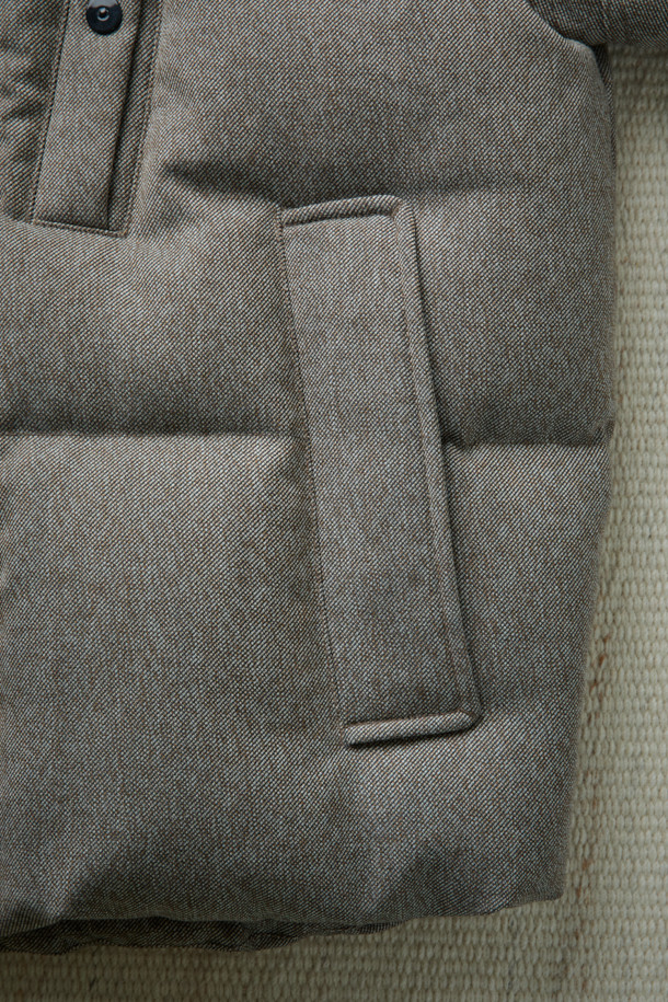 FFC x 도큐먼트 울 헤비 다운 파카는 추운 겨울, 일상과 피싱 활동 모두를 아우르는 활용성을 자랑하는 다운 파카입니다. 부드러운 울 소재를 사용하여 고급스러운 촉감을 선사하며, 짙은 그레이 컬러가 클래식하면서도 모던한 스타일을 연출합니다. 루즈핏으로 편안한 착용감을 제공하며, YKK 투웨이 지퍼, 내장형 후드, 허리 및 밑단 스트링, 라글란 소매, 암홀 패널 설계 등 다양한 디테일로 기능성을 더했습니다. 보온성과 통기성을 갖춰 겨울철에도 쾌적하게 착용 가능하며, 미니멀하고 캐주얼한 스타일을 선호하는 분들께 적합합니다.
