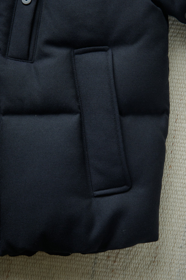 FFC x DOCUMENT (FFC x 도큐먼트) 울 헤비 다운 파카는 겨울철 데일리룩을 위한 클래식하고 미니멀한 스타일을 제안합니다. 부드러운 촉감의 울 소재로 제작되었으며, 두꺼운 두께감으로 뛰어난 보온성을 자랑합니다. 라글란 소매와 암홀 패널 설계를 통해 편안한 착용감을 제공하며, YKK 투웨이 지퍼, 허리 및 밑단 스트링, 내장형 후드 등의 디테일로 기능성을 더했습니다. 블랙 컬러의 무지 디자인으로 어떤 스타일에도 쉽게 매치할 수 있는 실용적인 다운 파카입니다.
