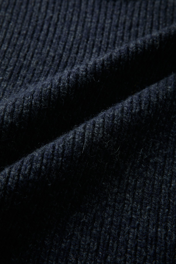 FFC x DOCUMENT (에프에프씨 x 도큐먼트) 터틀넥 피셔맨 스웨터는 겨울철 따뜻함과 클래식한 스타일을 선사합니다. 셔틀랜드 울 100% 원사를 사용하여 제작되었으며, 보온성과 통기성이 뛰어나 쾌적하게 착용할 수 있습니다. 앞판과 뒷판의 편직 방식에 차이를 두어 독특한 디자인을 완성했으며, 암홀 패널 디테일로 활동성을 높였습니다. 레귤러핏으로 제작되어 다양한 아우터와 레이어링하기 좋으며, 겨울 데일리룩, 데이트룩, 모임룩 등 다채로운 TPO에 활용할 수 있습니다. 네이비 색상으로 어떤 스타일에도 쉽게 매치할 수 있는 미니멀하고 캐주얼한 아이템입니다.
