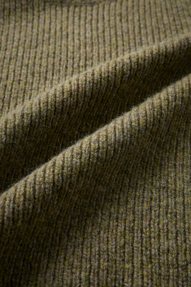 (FFC x DOCUMENT) 터틀넥 피셔맨 스웨터는 셔틀랜드 울 100% 원사를 사용하여 부드러운 촉감과 뛰어난 보온성을 자랑합니다. 클래식한 스타일의 케이블 패턴과 레귤러핏 디자인으로 제작되었으며, 겨울철 데일리룩, 데이트룩, 모임룩에 모두 잘 어울립니다. 모크넥과 터틀넥으로 연출 가능한 넥 라인, 긴 소매 기장으로 포근함을 더하며, 아우터와 함께 레이어링하여 다양한 스타일을 연출할 수 있습니다. 베이지, 브라운 두 가지 색상으로 출시되었으며, 가슴둘레 115cm로 11월부터 2월까지 착용하기 좋습니다.
