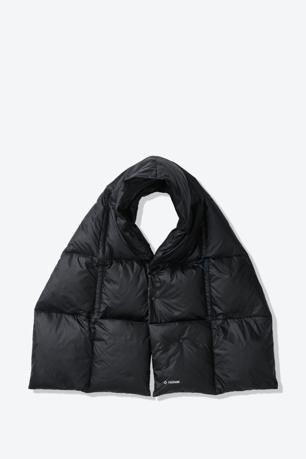 유러피안 구스다운 80:20 충전재와 700 필파워를 자랑하는 블랭킷 구스 다운 머플러입니다. 뛰어난 보온성을 제공하며, 겨울철 일상, 아웃도어, 캠핑 활동에 적합합니다. 가볍고 압축 가능한 패커블 기능으로 휴대성을 높였으며, 스냅 버튼으로 간편하게 여밀 수 있습니다. RDS 인증을 받은 안심하고 사용할 수 있는 제품으로, 블랭킷과 숄 형태로 변형 가능하여 다양한 스타일을 연출할 수 있습니다. 블랙 색상의 무지 디자인으로 미니멀, 클래식, 고프코어 스타일을 즐기는 분들께 추천합니다.
