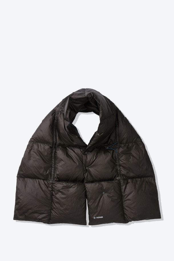 블랭킷 구스 다운 머플러는 겨울철 따뜻함과 스타일을 책임지는 필수 아이템입니다. 유러피안 구스다운 80:20 충전재와 700 필파워로 뛰어난 보온성을 제공하며, RDS 인증을 받아 윤리적인 소비를 지향합니다. 가볍고 압축 가능한 디자인으로 휴대가 간편하며, 손바닥 크기로도 압축되어 아웃도어 활동이나 캠핑 시에도 유용합니다. 블랙 컬러의 무지 디자인에 스냅 여밈 방식으로 깔끔함을 더했으며, 블랭킷 또는 숄 형태로 변형하여 다양한 스타일을 연출할 수 있습니다. 리사이클 나일론 원단을 사용하여 환경까지 생각한, 미니멀, 캐주얼, 고프코어 스타일을 즐기는 당신에게 완벽한 머플러입니다.
