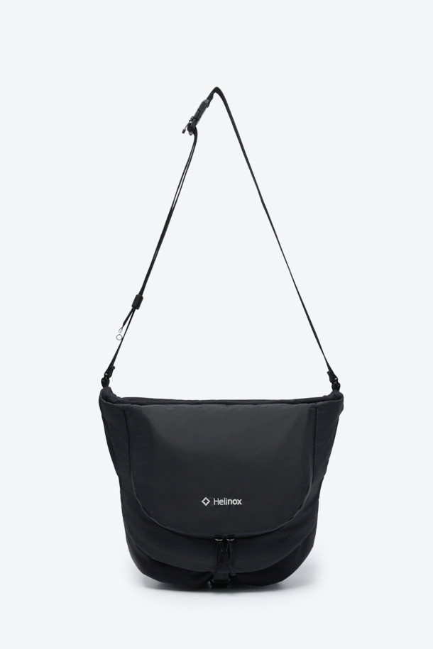 세련된 남성 듀얼 크로스백입니다. 블랙 컬러의 방수 나일론 소재로 제작되어 튼튼하고 실용적입니다. 반원 형태의 미디엄 사이즈 가방으로, 리버서블 구조와 양면 수납공간을 갖춰 실용성을 높였습니다. 이클립스 심볼 패턴과 조절 가능한 스트랩 디자인이 특징이며, 크로스백과 토트백으로 변형이 가능하여 출근룩, 여행룩, 비즈니스 캐주얼 등 다양한 TPO에 활용할 수 있습니다. 미니멀, 캐주얼, 시크한 스타일을 즐기는 남성에게 적합합니다.
