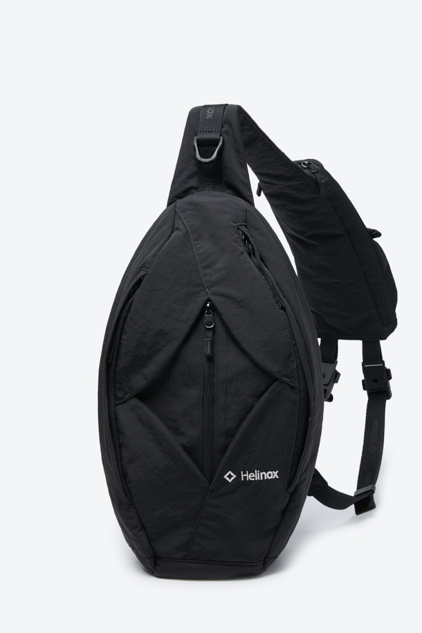 헬리녹스 듀얼 슬링백은 미니멀하고 테크니컬한 스타일을 추구하는 남성 고객을 위한 가방입니다. 블랙 컬러의 나일론 소재로 제작되었으며, 미디엄 사이즈의 원형 디자인에 로고 패턴과 버클 디테일이 특징입니다. 모듈형 구조와 전후면 분리 수납, 좌우 양방향 시스템을 통해 실용성을 높였으며, 버클형 및 지퍼형 잠금 방식으로 소지품의 안전을 더했습니다. 일상 및 아웃도어 활동 모두에 적합하며, 양방향 착용 및 허리 고정 벨트가 있어 편리하게 사용할 수 있습니다.
