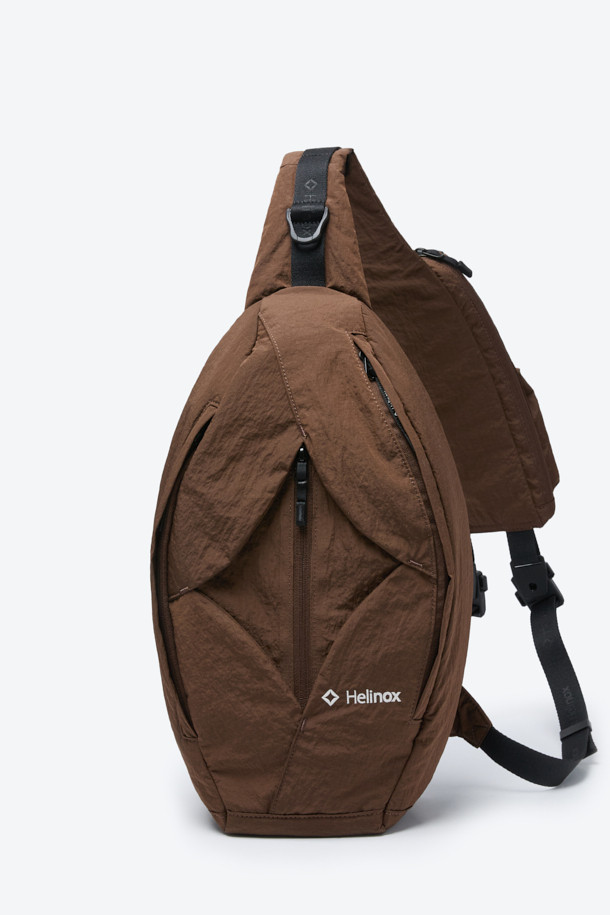 헬리녹스 듀얼 슬링백은 미니멀하고 테크니컬한 스타일을 추구하는 남성을 위한 브라운 컬러의 슬링백입니다. 나일론 소재로 제작되어 미디엄 사이즈로, 로고 패턴과 버클 디자인 장식이 특징입니다. 전후면 분리 수납, 좌우 양방향 시스템, 허리 고정 벨트, 그리고 모듈형 디자인을 통해 기능성을 극대화했습니다. 지퍼형 및 버클형 잠금 방식으로 내용물을 안전하게 보호하며, 일상 및 아웃도어 활동, 특히 여행룩에 적합합니다. 양방향 착용이 가능하며, 전면과 후면에 독립적인 수납공간을 제공하여 실용성을 더했습니다.
