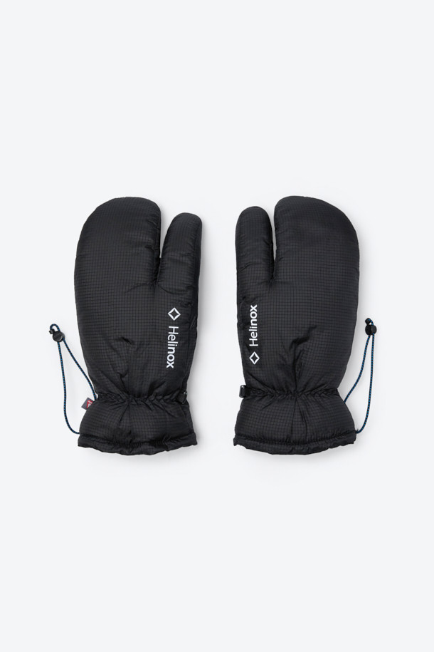 혹한의 추위에도 끄떡없는 듀얼 모듈 방한 장갑입니다. 폴라텍과 프리마로프트 소재를 사용하여 뛰어난 보온성과 방풍, 방수 기능을 제공하며, 겉장갑과 안장갑 분리 가능한 모듈러 구조로 활용성을 높였습니다. 손목 스트링과 클립 링크가 있어 착용감이 뛰어나며, 스마트폰 터치까지 가능해 편리합니다. 아웃도어 활동이나 스노우 스포츠는 물론, 고프코어, 미니멀, 캐주얼 스타일에도 잘 어울립니다. 겨울철, 따뜻함과 스타일을 동시에 잡으세요.
