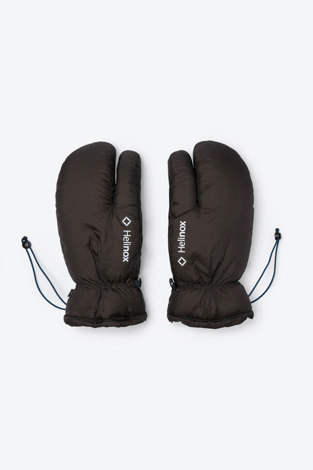 혹한의 추위에도 끄떡없는 듀얼 모듈 방한 장갑입니다. 폴라텍과 프리마로프트 소재를 사용하여 뛰어난 보온성과 방풍, 통기성, 신축성을 제공하며, 두꺼운 두께감으로 강력한 방한 능력을 자랑합니다. 겉장갑과 안장갑이 분리되는 모듈러 구조로, 다양한 아웃도어 활동과 등산, 캠핑 시의 기후 변화에 유연하게 대처할 수 있습니다. 손목 스트링과 분실 방지 클립, 스마트폰 터치 기능까지 갖춰 실용성을 더했으며, 블랙 색상의 무지 디자인으로 고프코어 및 미니멀, 캐주얼 스타일 모두 소화 가능합니다.
