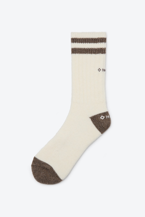 **울삭스**는 겨울철 따뜻함과 스타일을 모두 잡은 장목 양말입니다. 아이보리, 브라운 컬러의 미니멀한 디자인에 울 소재를 사용하여 보온성을 높였습니다. 항균, 소취, 습도 조절 기능으로 쾌적함을 유지하며, 캠핑룩, 여행룩, 클래식 스타일 연출에 활용하기 좋습니다. 발목 위까지 올라오는 길이와 헬리녹스 로고 디테일이 특징이며, 두꺼운 두께감으로 겨울철에도 따뜻하게 착용할 수 있습니다. 일상, 아웃도어, 캠핑, 여행 등 다양한 상황에서 활용 가능한 실용적인 아이템입니다.
