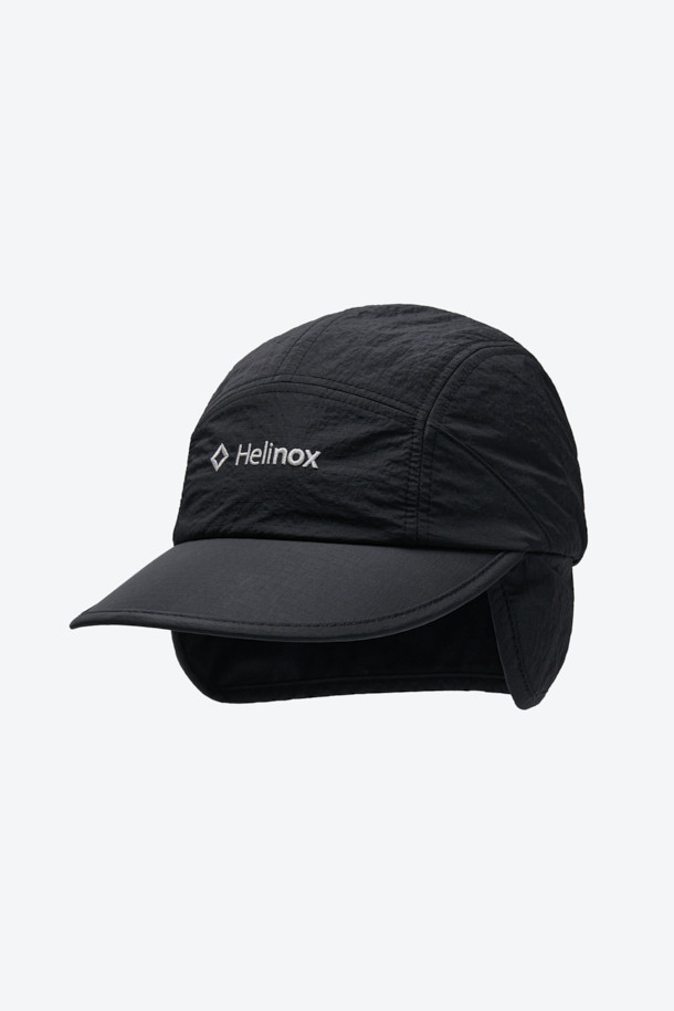 올겨울, 당신의 따뜻함을 책임질 트루퍼 캡입니다. 블랙 컬러의 무지 디자인으로 어떤 스타일에도 쉽게 매치할 수 있으며, 캐주얼, 고프코어, 미니멀 스타일 연출에 적합합니다. 깊은 모자 깊이와 중간 챙 넓이로 보온성과 스타일을 모두 잡았으며, 부드러운 나일론 소재와 두꺼운 두께, 기모 및 패딩 안감으로 뛰어난 착용감을 선사합니다. 방풍 기능과 사이즈 조절 스트링, 스토퍼는 물론, 이어플랩 장착 및 탈착이 가능하여 더욱 실용적입니다. 일상, 아웃도어 활동은 물론 등산룩과 캠핑룩에도 활용해 보세요.
