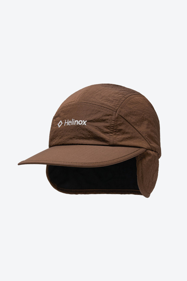 보온성과 방풍 기능을 갖춘 트루퍼 캡입니다. 겨울철 추위로부터 보호해주는 두꺼운 두께감과 부드러운 촉감의 나일론 소재를 사용하여 편안한 착용감을 선사합니다. 40g/m² 저중량 합성 패딩 충전재와 기모, 패딩 안감으로 보온성을 높였으며, 귀 전체를 덮는 이어플랩 구조로 찬 바람을 효과적으로 막아줍니다. 후면 조절 스트링과 스토퍼가 있어 사이즈 조절이 용이하며, 일상 및 아웃도어 활동 시 캐주얼, 고프코어 및 워크웨어 스타일과 함께 매치하여 따뜻하고 스타일리시한 겨울 룩을 연출할 수 있습니다. 무지 디자인의 브라운 컬러로 다양한 코디에 활용하기 좋습니다.