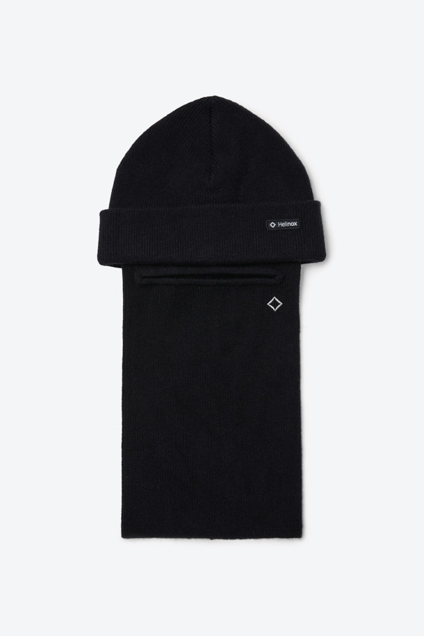 블랙 컬러의 디테처블 바라클라바 비니입니다. 아웃도어 및 방한 용도로 제작되었으며, 겨울철 따뜻함을 선사합니다. 아크릴, 폴리에스터, 울 혼방 소재로 부드러운 촉감을 자랑하며, 두꺼운 두께감으로 보온성을 높였습니다. 3-WAY 연출이 가능하여 바라클라바, 비니, 넥워머로 변형하여 활용할 수 있으며, 넥 후면 지퍼 분리 구조로 편리함을 더했습니다. 등산룩, 캠핑룩, 캐주얼, 고프코어, 미니멀 스타일 모두에 잘 어울립니다.
