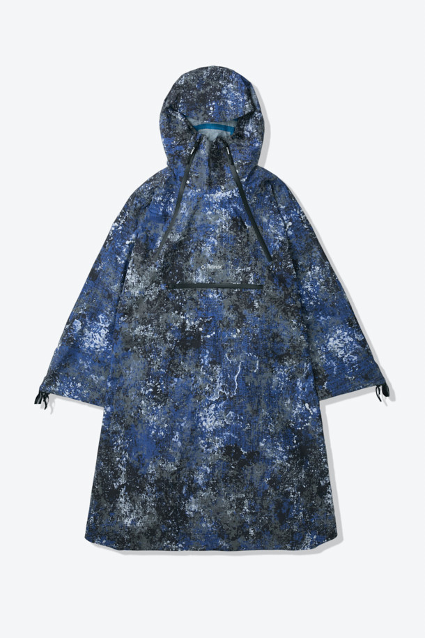 리플렉티브 2.5L 듀얼판초는 하이킹, 캠핑, 트레킹, 백패킹 등 다양한 아웃도어 활동에 적합한 판초입니다. 블루, 네이비 두 가지 색상으로 제공되며, 봄, 여름, 가을 계절에 착용하기 좋습니다. 얇고 가벼운 2.5L 멤브레인 소재에, 방수, 투습, 발수 기능을 갖춰 쾌적한 착용감을 제공합니다. 롱 기장에 오버핏 또는 루즈핏으로 편안하게 착용 가능하며, 지퍼형과 스냅 여밈 방식으로 편리합니다. 반사 기능을 갖춘 리플렉티브 디자인으로 야간 활동 시 안전성을 높였으며, 타프 형태로 변형하여 활용할 수도 있습니다.
