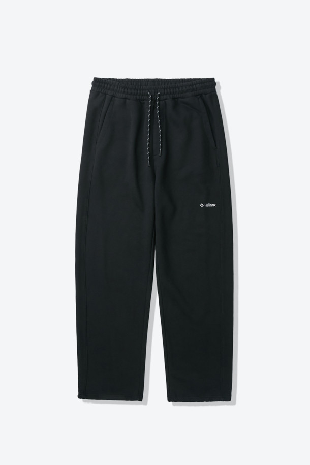 **스웨트 커브드 팬츠**는 미니멀하고 스포티한 스타일을 연출하는 데 적합한 남녀 공용 스웨트 팬츠입니다. 블랙 컬러의 무지 디자인으로 어떤 상의에도 쉽게 매치할 수 있으며, 두꺼운 면 소재로 제작되어 부드러운 촉감을 선사합니다. 허리 및 밑단 스트링, 절개 디테일, 이클립스 형상화 디자인이 돋보이며, 커브드 핏과 조거핏으로 편안하면서도 세련된 핏을 제공합니다. 집콕룩, 산책룩, 여행룩 등 다양한 TPO에 활용 가능하며, 봄, 가을 시즌에 활용하기 좋습니다.
