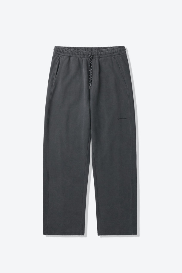 부드러운 면 소재의 스웨트 커브드 팬츠입니다. 루즈핏 반바지로, 봄, 가을에 편안하게 착용하기 좋습니다. 허리 및 밑단 스트링으로 핏 조절이 용이하며, 시그니처 절개 라인과 이클립스 형상화 디자인이 돋보입니다. 미니멀, 캐주얼, 클래식 스타일을 모두 소화할 수 있으며, 집콕룩, 산책룩, 여행룩 등 다양한 TPO에 활용 가능합니다. 두꺼운 두께감으로 포근함을 더했습니다.
