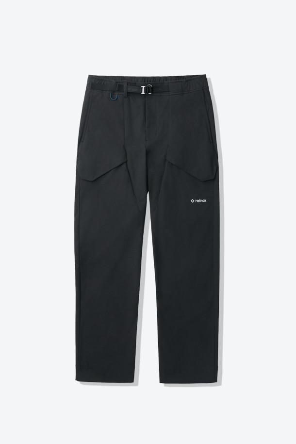 입체 하이커 팬츠는 남녀 공용으로, 블랙 색상의 사계절용 긴 바지입니다. 면과 스판덱스 혼방 소재로 제작되어 부드러운 촉감과 편안한 착용감을 제공하며, 레귤러핏으로 다양한 체형에 잘 어울립니다. 아웃도어 및 캐주얼 스타일을 연출하기 좋으며, 하이킹, 트레킹, 캠핑, 일상생활 등 다용도로 활용 가능합니다. 허리 인서트 벨트와 퀵릴리즈 버클 시스템, 카고 포켓을 갖춰 실용성을 높였으며, 무릎 활동성을 고려한 입체 설계로 활동성을 극대화했습니다.
