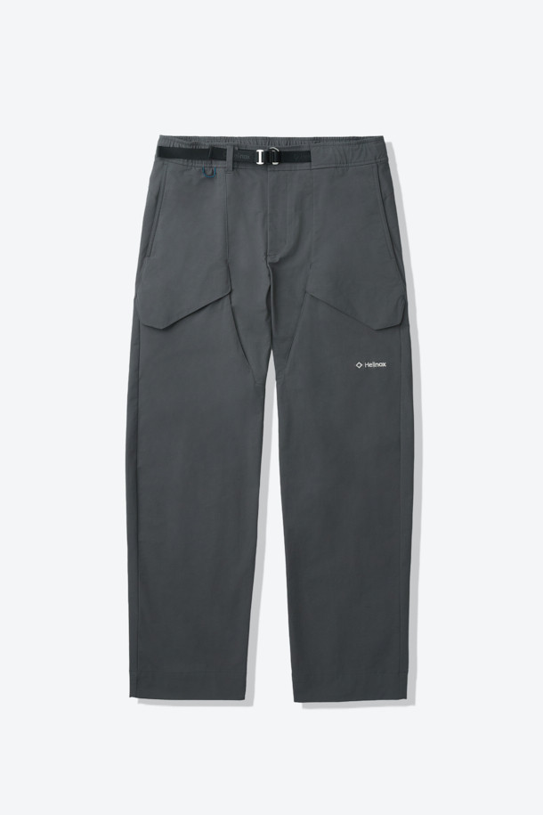 입체 하이커 팬츠는 하이킹, 캠핑, 일상에서의 활동성을 높여주는 바지입니다. 부드러운 면과 스판덱스 혼방 소재로 제작되어 편안한 착용감을 제공하며, 레귤러 핏으로 안정적인 실루엣을 연출합니다. 입체 설계 및 무릎 활동성을 고려한 패턴, 허리 인서트 벨트 시스템과 퀵릴리즈 버클, 사선 구조 카고 포켓 등 아웃도어 활동에 적합한 기능성을 갖추었습니다. 캐주얼, 고프코어, 미니멀 스타일을 모두 소화할 수 있는 그레이 색상의 긴 바지로, 캠핑룩, 등산룩, 여행룩에 활용하기 좋습니다.
