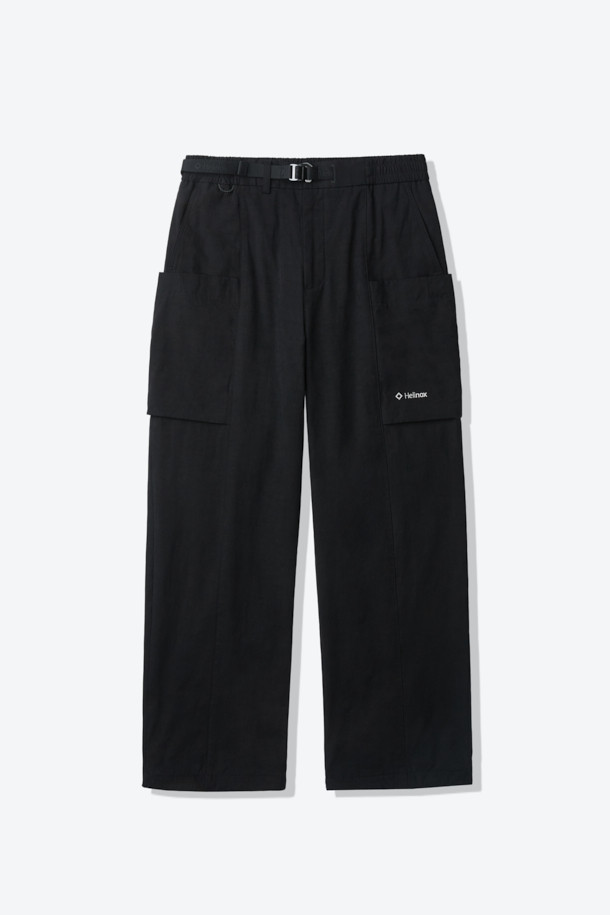 간절기부터 초여름까지 활용하기 좋은 코튼 혼방 루즈 핏 캠프 카고 팬츠입니다. 블랙 컬러에 면, 폴리에스테르, 나일론 혼방 소재로 제작되어 부드러운 촉감을 선사합니다. 넉넉한 루즈 핏으로 편안함을 강조했으며, 디본딩 처리된 소재와 카고 포켓 디테일이 돋보입니다. 퀵 릴리즈 허리 인서트 벨트와 사이즈 조절 기능으로 활동성을 높였으며, 여행룩, 캠핑룩, 등산룩 등 다양한 TPO에 캐주얼, 워크웨어, 고프코어 스타일로 연출하기 좋습니다.
