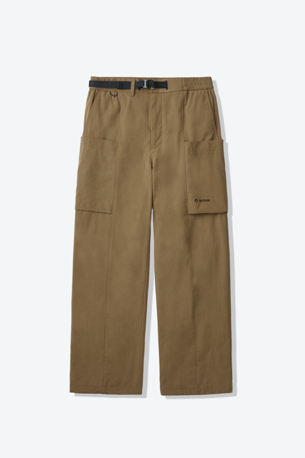 부드러운 촉감이 돋보이는 코튼 혼방 루즈 핏 캠프 카고 팬츠입니다. 간절기에 적합하며, 캐주얼, 미니멀, 워크웨어 스타일을 모두 아우르는 디자인입니다. 브라운 컬러의 무지 디자인으로, 여행룩이나 캠핑룩에 활용하기 좋습니다. 디본딩 소재와 카고 포켓 디테일이 특징이며, 퀵 릴리즈 허리 인서트 벨트와 사이즈 조절 기능으로 편안한 착용감을 선사합니다. 면, 폴리에스터, 나일론 혼방 소재로 제작되어 튼튼하며, 루즈 핏으로 편안하게 활동할 수 있습니다.
