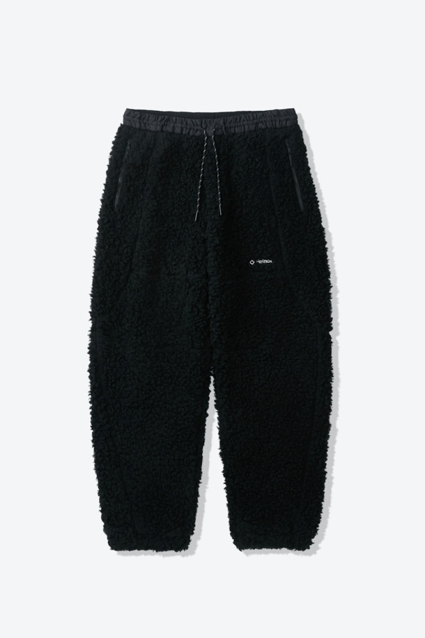 이탈리아 프리미엄 원단과 울 35% 혼방으로 제작되어 부드러운 촉감과 뛰어난 보온성을 자랑하는 울 플리스 팬츠입니다. 일상, 아웃도어 활동은 물론, 출근룩과 캠핑룩에도 잘 어울리는 캐주얼, 미니멀, 클래식 스타일의 제품입니다. 두꺼운 두께감으로 가을, 겨울 시즌에 따뜻하게 착용할 수 있으며, 땀 냄새 억제 및 습도 조절 기능으로 쾌적함을 유지합니다. 이클립스 로고 모티브의 절개 라인이 돋보이는 세미-테크니컬 디자인으로, 밴딩 처리되어 편안한 착용감을 제공합니다. 블랙 컬러의 무지 디자인으로 어떤 상의와도 쉽게 매치하여 다양한 스타일을 연출할 수 있습니다.
