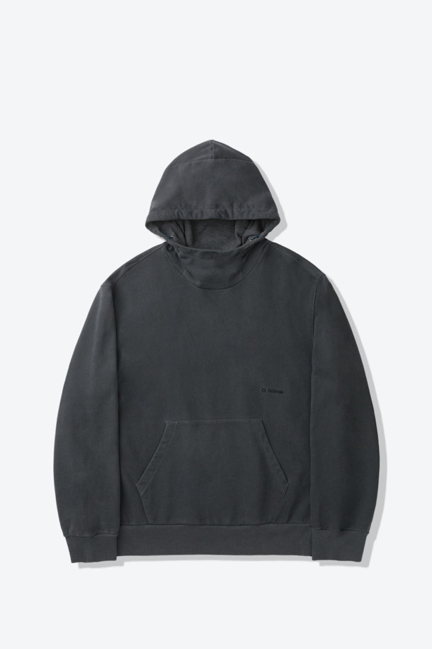 차콜 그레이 컬러의 피그먼트 로고 후디입니다. 부드러운 면 소재로 제작되어 편안한 착용감을 선사하며, 루즈핏 디자인으로 활동성을 높였습니다. 캠핑룩, 캐주얼, 고프코어, 미니멀 스타일 연출에 적합하며, 봄, 가을, 겨울철에 활용하기 좋습니다. 알루미늄 후드 스토퍼와 이클립스 절개 라인 디테일이 돋보이며, 팬츠와 셋업으로 트렌디하게 연출할 수 있습니다. 두꺼운 두께감으로 따뜻함을 더했습니다.
