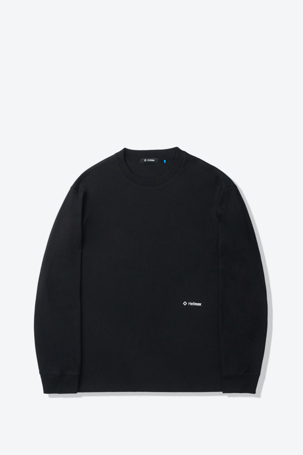 빅로고 긴팔 티셔츠는 베이직한 스타일의 블랙 컬러 긴팔 티셔츠입니다. 면과 폴리에스터 혼방 소재로 제작되어 흡습 및 속건 기능이 뛰어나 일상생활과 가을, 봄철 아웃도어 활동에 적합합니다. 라운드넥 디자인에 넥라인 요크테이프 보강, 시보리 소매 처리, 등판 빅 로고 디자인으로 포인트를 더했습니다. 캐주얼, 미니멀, 클래식 스타일을 즐겨 입는 분들께 산책룩, 가을 나들이룩으로 추천합니다. 베이직 핏으로 편안하게 착용할 수 있습니다.
