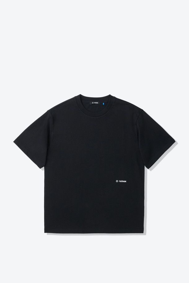 블랙 색상의 빅로고 반팔 티셔츠입니다. 면과 폴리에스테르 혼방 소재로 제작되어 부드러운 촉감과 흡습, 속건 기능을 제공합니다. 라운드넥에 베이직 핏, 레귤러 기장으로 편안하게 착용 가능하며, 봄, 여름 시즌에 적합합니다. 등판에 빅 로고 프린팅이 돋보이며, 요크테이프 넥라인 보강으로 튼튼하게 제작되었습니다. 형태 유지력이 뛰어나 미니멀하고 캐주얼한 스타일을 연출하기 좋습니다.
