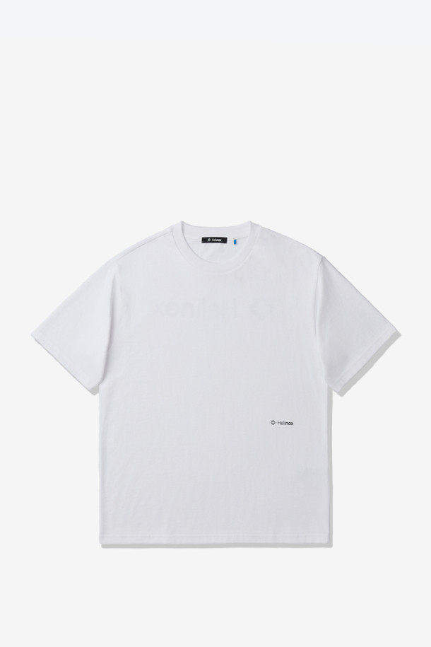 베이직한 디자인의 빅 로고 반팔 티셔츠입니다. 면과 폴리에스터 혼방 소재로 제작되어 부드러운 촉감과 흡습, 속건 기능을 제공하며 봄, 여름 시즌에 적합합니다. 라운드넥에 레귤러 기장으로 제작되었으며, 넥 라인 요크 테이프 보강으로 늘어짐을 방지하고 형태 유지력을 높였습니다. 등판에는 브랜드 로고 프린팅으로 포인트를 더했으며, 미니멀, 캐주얼, 클래식 스타일을 즐겨 입는 분들께 추천합니다. 여행룩, 산책룩 등 다양한 TPO에 활용 가능합니다.
