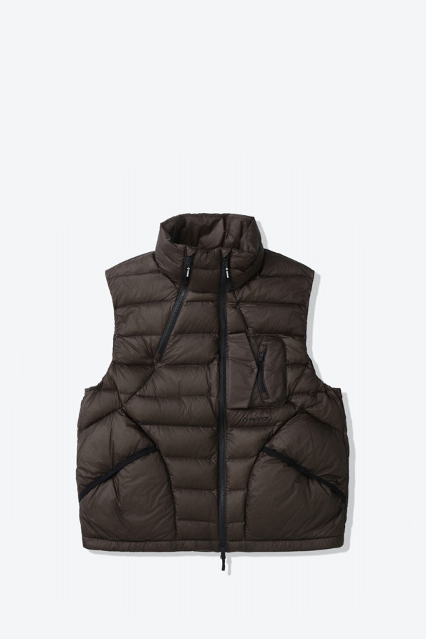 이클립스 팩 다운베스트는 가을, 겨울철 아웃도어 및 일상에서 활용하기 좋은 남녀 공용 다운 베스트입니다. 800 필파워 유러피안 구스 다운 충전재를 사용하여 가볍고 따뜻하며, 뛰어난 보온성과 방풍, 발수 기능을 제공합니다. 미니멀하고 스포티한 디자인에 무지 패턴의 블랙 컬러로, 여행, 캠핑, 등산 등 다양한 TPO에 활용하기 좋습니다. 레귤러핏으로 편안한 착용감을 선사하며, 비대칭형 지퍼와 포터블 백 구조, RDS 인증을 통해 기능성과 디자인을 모두 잡았습니다. 부드러운 나일론 소재로 제작되어 우수한 촉감을 느낄 수 있습니다.
