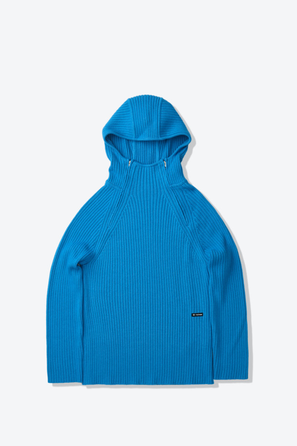 블루 컬러의 울 혼방 후드 니트입니다. 울 37% 함유로 부드러운 촉감과 뛰어난 보온성을 제공하며, 가을, 겨울철에 따뜻하게 착용할 수 있습니다. 레귤러핏으로 제작되었으며, 캐주얼 및 스포티 스타일을 연출하기 좋습니다. 벤틸레이션 넥 지퍼와 사이드 벤틸레이션 지퍼 디테일이 돋보이며, 무지 디자인으로 미니멀한 무드를 더했습니다. 일상 및 아웃도어 활동 모두에 적합한 실용적인 아이템입니다.
