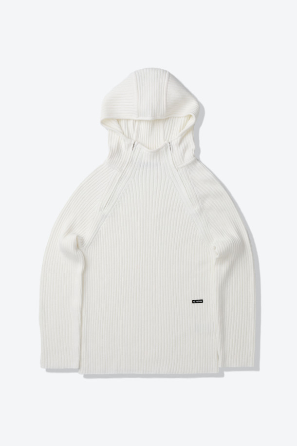 찬 바람에도 끄떡없는 울 혼방 후드 니트입니다. 부드러운 촉감의 울(37%) 혼방 소재로 제작되어 보온성이 뛰어나 겨울철에도 따뜻하게 착용할 수 있습니다. 벤틸레이션 넥 지퍼와 사이드 벤틸레이션 지퍼 디테일로 활동성을 높였으며, 캐주얼, 스포티, 미니멀 스타일을 모두 소화 가능합니다. 일상생활은 물론 캠핑룩으로도 활용하기 좋은 실용적인 아이템입니다. 레귤러핏과 무지 디자인의 화이트 컬러로 어디에나 매치하기 용이합니다.
