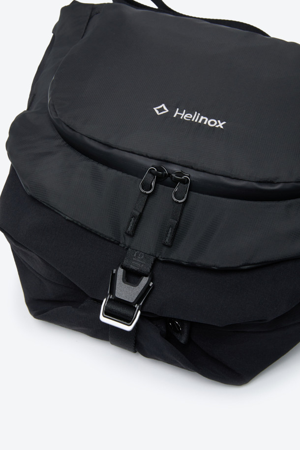 세련된 남성 듀얼 크로스백입니다. 블랙 컬러의 방수 나일론 소재로 제작되어 튼튼하고 실용적입니다. 반원 형태의 미디엄 사이즈 가방으로, 리버서블 구조와 양면 수납공간을 갖춰 실용성을 높였습니다. 이클립스 심볼 패턴과 조절 가능한 스트랩 디자인이 특징이며, 크로스백과 토트백으로 변형이 가능하여 출근룩, 여행룩, 비즈니스 캐주얼 등 다양한 TPO에 활용할 수 있습니다. 미니멀, 캐주얼, 시크한 스타일을 즐기는 남성에게 적합합니다.
