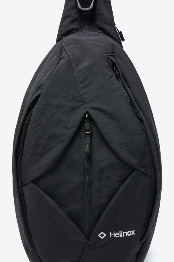 헬리녹스 듀얼 슬링백은 미니멀하고 테크니컬한 스타일을 추구하는 남성 고객을 위한 가방입니다. 블랙 컬러의 나일론 소재로 제작되었으며, 미디엄 사이즈의 원형 디자인에 로고 패턴과 버클 디테일이 특징입니다. 모듈형 구조와 전후면 분리 수납, 좌우 양방향 시스템을 통해 실용성을 높였으며, 버클형 및 지퍼형 잠금 방식으로 소지품의 안전을 더했습니다. 일상 및 아웃도어 활동 모두에 적합하며, 양방향 착용 및 허리 고정 벨트가 있어 편리하게 사용할 수 있습니다.
