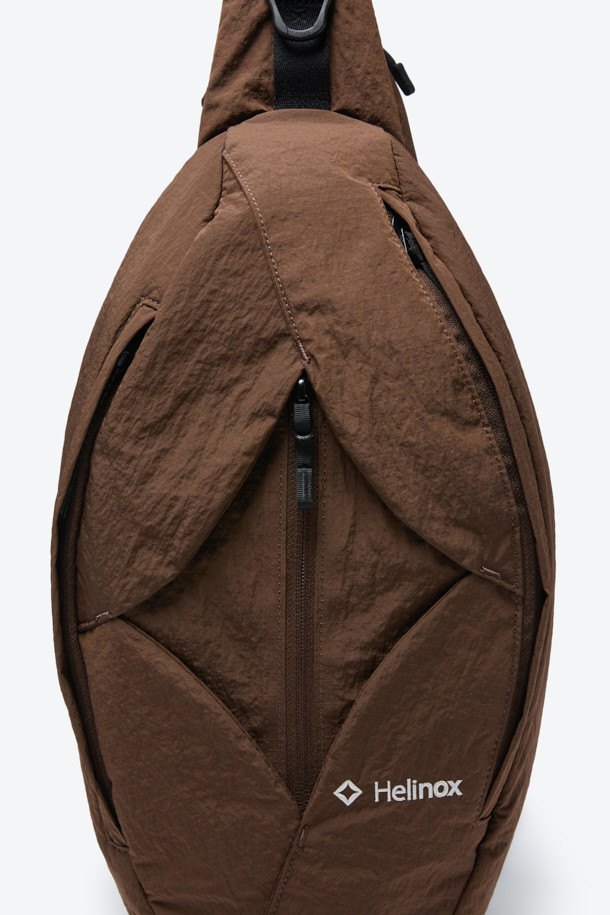 헬리녹스 듀얼 슬링백은 미니멀하고 테크니컬한 스타일을 추구하는 남성을 위한 브라운 컬러의 슬링백입니다. 나일론 소재로 제작되어 미디엄 사이즈로, 로고 패턴과 버클 디자인 장식이 특징입니다. 전후면 분리 수납, 좌우 양방향 시스템, 허리 고정 벨트, 그리고 모듈형 디자인을 통해 기능성을 극대화했습니다. 지퍼형 및 버클형 잠금 방식으로 내용물을 안전하게 보호하며, 일상 및 아웃도어 활동, 특히 여행룩에 적합합니다. 양방향 착용이 가능하며, 전면과 후면에 독립적인 수납공간을 제공하여 실용성을 더했습니다.
