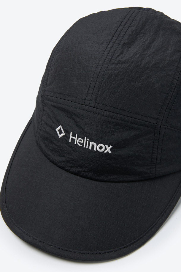 올겨울, 당신의 따뜻함을 책임질 트루퍼 캡입니다. 블랙 컬러의 무지 디자인으로 어떤 스타일에도 쉽게 매치할 수 있으며, 캐주얼, 고프코어, 미니멀 스타일 연출에 적합합니다. 깊은 모자 깊이와 중간 챙 넓이로 보온성과 스타일을 모두 잡았으며, 부드러운 나일론 소재와 두꺼운 두께, 기모 및 패딩 안감으로 뛰어난 착용감을 선사합니다. 방풍 기능과 사이즈 조절 스트링, 스토퍼는 물론, 이어플랩 장착 및 탈착이 가능하여 더욱 실용적입니다. 일상, 아웃도어 활동은 물론 등산룩과 캠핑룩에도 활용해 보세요.
