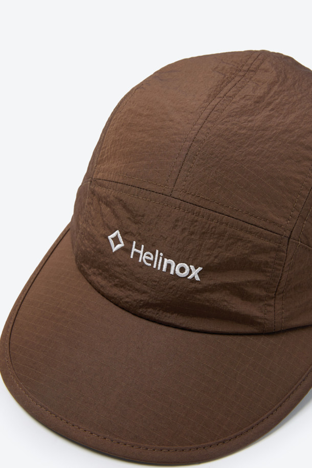 보온성과 방풍 기능을 갖춘 트루퍼 캡입니다. 겨울철 추위로부터 보호해주는 두꺼운 두께감과 부드러운 촉감의 나일론 소재를 사용하여 편안한 착용감을 선사합니다. 40g/m² 저중량 합성 패딩 충전재와 기모, 패딩 안감으로 보온성을 높였으며, 귀 전체를 덮는 이어플랩 구조로 찬 바람을 효과적으로 막아줍니다. 후면 조절 스트링과 스토퍼가 있어 사이즈 조절이 용이하며, 일상 및 아웃도어 활동 시 캐주얼, 고프코어 및 워크웨어 스타일과 함께 매치하여 따뜻하고 스타일리시한 겨울 룩을 연출할 수 있습니다. 무지 디자인의 브라운 컬러로 다양한 코디에 활용하기 좋습니다.