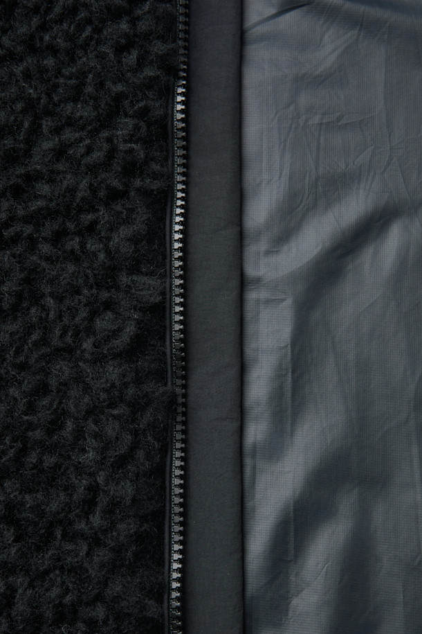 미니멀한 디자인과 뛰어난 보온성을 자랑하는 울 플리스 재킷입니다. 부드러운 촉감의 울 플리스 소재로 제작되어 가을, 겨울철 일상 및 아웃도어 활동에 적합합니다. 하이넥 디자인과 2WAY 지퍼 여밈으로 실용성을 더했으며, 이클립스 로고 모티브와 우븐 하단 디테일이 세련된 포인트를 더합니다. 레귤러핏으로 제작되어 편안한 착용감을 선사하며, 셋업 스타일링도 가능하여 출근룩과 캠핑룩 등 다양한 TPO에 활용할 수 있습니다. 땀 냄새 억제, 습도 조절 기능으로 쾌적한 착용감을 유지합니다.
