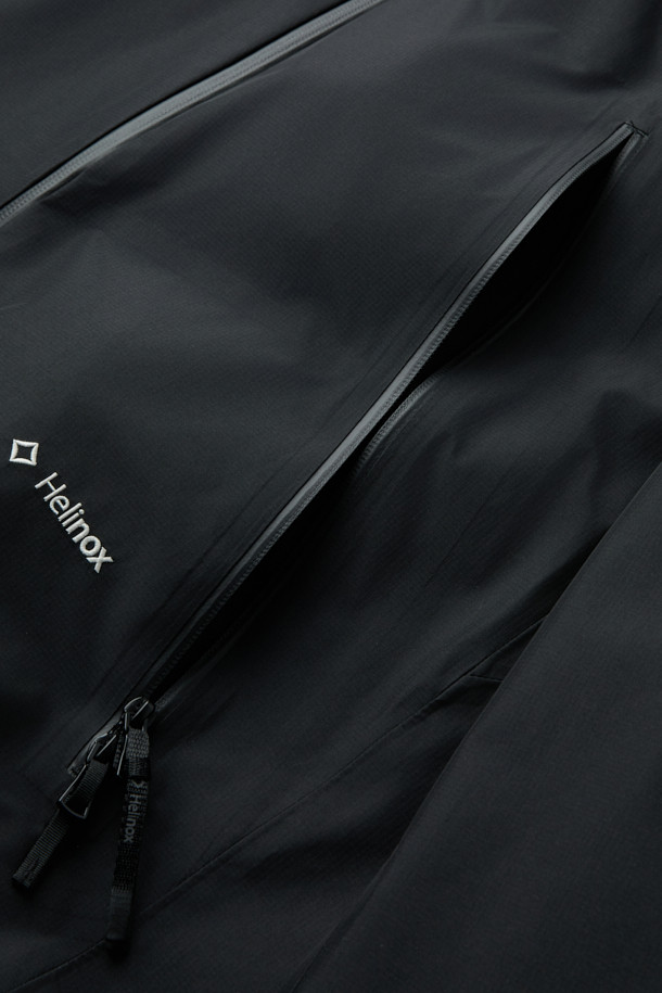 3L 하드쉘 재킷은 아웃도어 활동, 하이킹, 등산에 적합한 남녀 공용 방수/방풍 재킷입니다. 미니멀하고 스포티한 스타일의 블랙 색상 무지 디자인으로, 겨울철 두꺼운 두께감으로 보온성을 높였습니다. 3레이어 구조, 내수압 20,000mm, 투습 기능, 에어쉴드 후드, 사이드 벤틸레이션을 갖춰 쾌적한 착용감을 제공합니다. YKK 방수 지퍼와 이중 포켓으로 실용성을 더했으며, 레귤러 핏과 긴 소매 기장으로 활동성을 높였습니다. 등산룩, 캠핑룩 등 다양한 TPO에 활용 가능합니다.
