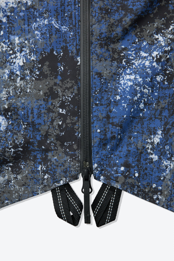 리플렉티브 2.5L 듀얼판초는 하이킹, 캠핑, 트레킹, 백패킹 등 다양한 아웃도어 활동에 적합한 판초입니다. 블루, 네이비 두 가지 색상으로 제공되며, 봄, 여름, 가을 계절에 착용하기 좋습니다. 얇고 가벼운 2.5L 멤브레인 소재에, 방수, 투습, 발수 기능을 갖춰 쾌적한 착용감을 제공합니다. 롱 기장에 오버핏 또는 루즈핏으로 편안하게 착용 가능하며, 지퍼형과 스냅 여밈 방식으로 편리합니다. 반사 기능을 갖춘 리플렉티브 디자인으로 야간 활동 시 안전성을 높였으며, 타프 형태로 변형하여 활용할 수도 있습니다.
