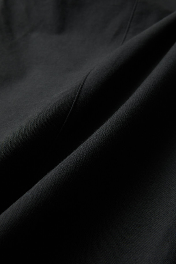 입체 하이커 팬츠는 남녀 공용으로, 블랙 색상의 사계절용 긴 바지입니다. 면과 스판덱스 혼방 소재로 제작되어 부드러운 촉감과 편안한 착용감을 제공하며, 레귤러핏으로 다양한 체형에 잘 어울립니다. 아웃도어 및 캐주얼 스타일을 연출하기 좋으며, 하이킹, 트레킹, 캠핑, 일상생활 등 다용도로 활용 가능합니다. 허리 인서트 벨트와 퀵릴리즈 버클 시스템, 카고 포켓을 갖춰 실용성을 높였으며, 무릎 활동성을 고려한 입체 설계로 활동성을 극대화했습니다.
