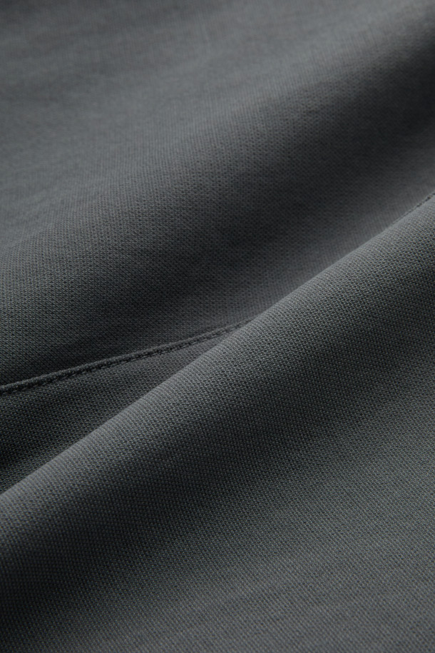 입체 하이커 팬츠는 하이킹, 캠핑, 일상에서의 활동성을 높여주는 바지입니다. 부드러운 면과 스판덱스 혼방 소재로 제작되어 편안한 착용감을 제공하며, 레귤러 핏으로 안정적인 실루엣을 연출합니다. 입체 설계 및 무릎 활동성을 고려한 패턴, 허리 인서트 벨트 시스템과 퀵릴리즈 버클, 사선 구조 카고 포켓 등 아웃도어 활동에 적합한 기능성을 갖추었습니다. 캐주얼, 고프코어, 미니멀 스타일을 모두 소화할 수 있는 그레이 색상의 긴 바지로, 캠핑룩, 등산룩, 여행룩에 활용하기 좋습니다.
