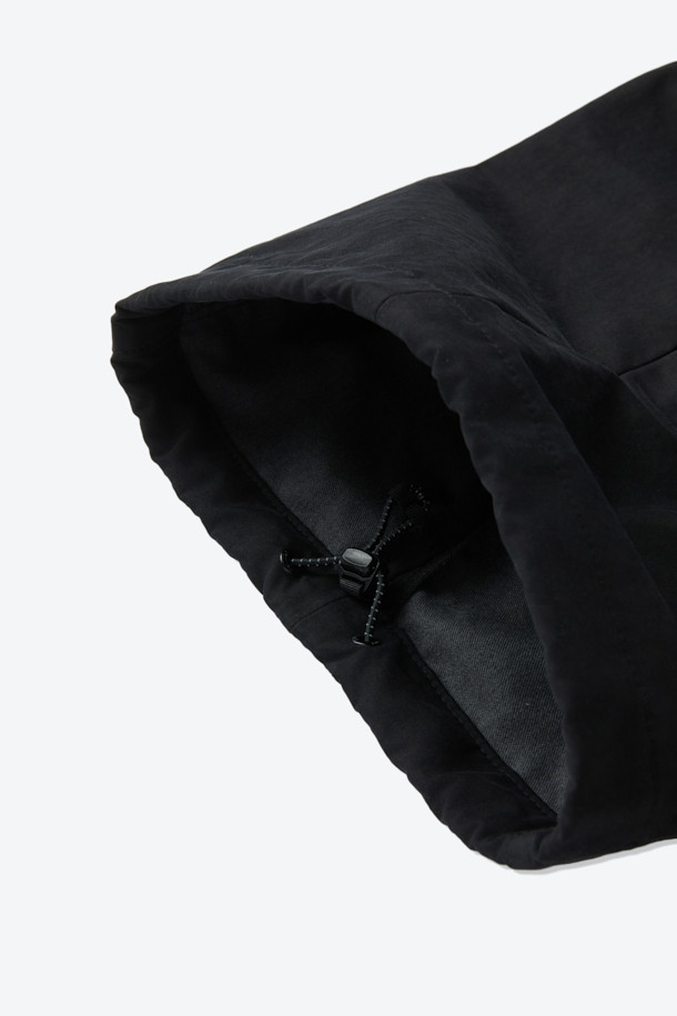 간절기부터 초여름까지 활용하기 좋은 코튼 혼방 루즈 핏 캠프 카고 팬츠입니다. 블랙 컬러에 면, 폴리에스테르, 나일론 혼방 소재로 제작되어 부드러운 촉감을 선사합니다. 넉넉한 루즈 핏으로 편안함을 강조했으며, 디본딩 처리된 소재와 카고 포켓 디테일이 돋보입니다. 퀵 릴리즈 허리 인서트 벨트와 사이즈 조절 기능으로 활동성을 높였으며, 여행룩, 캠핑룩, 등산룩 등 다양한 TPO에 캐주얼, 워크웨어, 고프코어 스타일로 연출하기 좋습니다.
