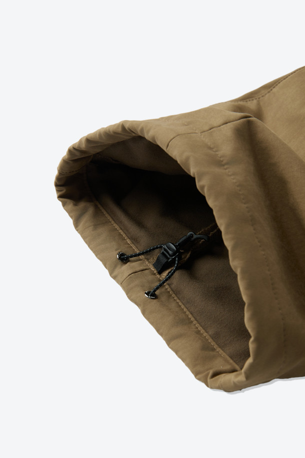 부드러운 촉감이 돋보이는 코튼 혼방 루즈 핏 캠프 카고 팬츠입니다. 간절기에 적합하며, 캐주얼, 미니멀, 워크웨어 스타일을 모두 아우르는 디자인입니다. 브라운 컬러의 무지 디자인으로, 여행룩이나 캠핑룩에 활용하기 좋습니다. 디본딩 소재와 카고 포켓 디테일이 특징이며, 퀵 릴리즈 허리 인서트 벨트와 사이즈 조절 기능으로 편안한 착용감을 선사합니다. 면, 폴리에스터, 나일론 혼방 소재로 제작되어 튼튼하며, 루즈 핏으로 편안하게 활동할 수 있습니다.
