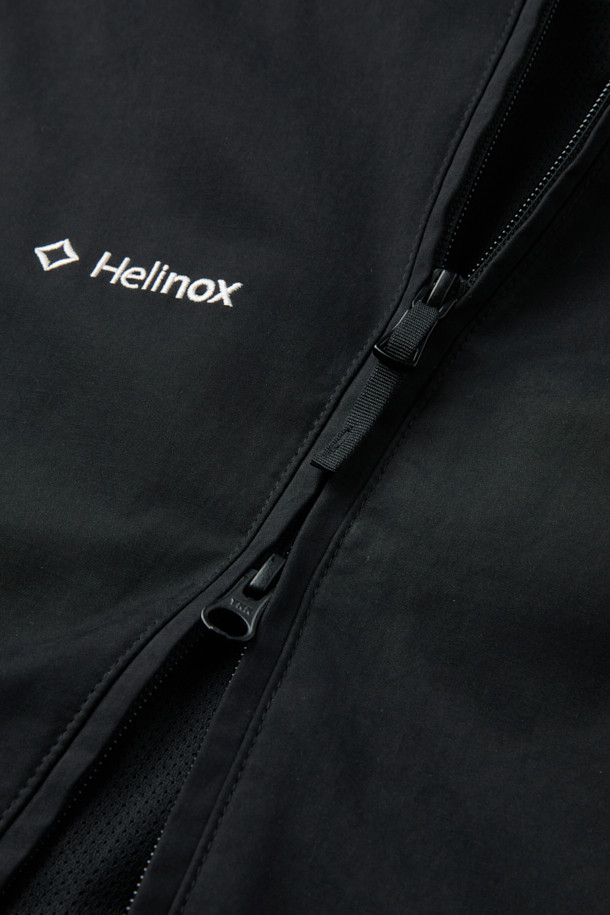 "트랜스폼 듀얼 팬츠"는 간절기에 적합한 남녀 공용 슬림핏 긴바지입니다. 블랙 색상으로, 하이킹, 캠핑, 일상생활 등 다양한 용도로 활용 가능합니다. 면, 폴리에스테르, 나일론 혼방의 두꺼운 소재를 사용하여 내구성을 높였으며, 벤틸레이션 메쉬 패널과 2WAY 사이드 지퍼, 모듈형 구조, 디본딩 원단 등의 특징으로 기능성을 더했습니다. 스포티, 캐주얼, 고프코어 스타일을 모두 소화하며, 캠핑룩, 등산룩, 여행룩에 매치하기 좋습니다. 통기, 사이즈 조절, 환기 기능으로 쾌적한 착용감을 제공합니다.
